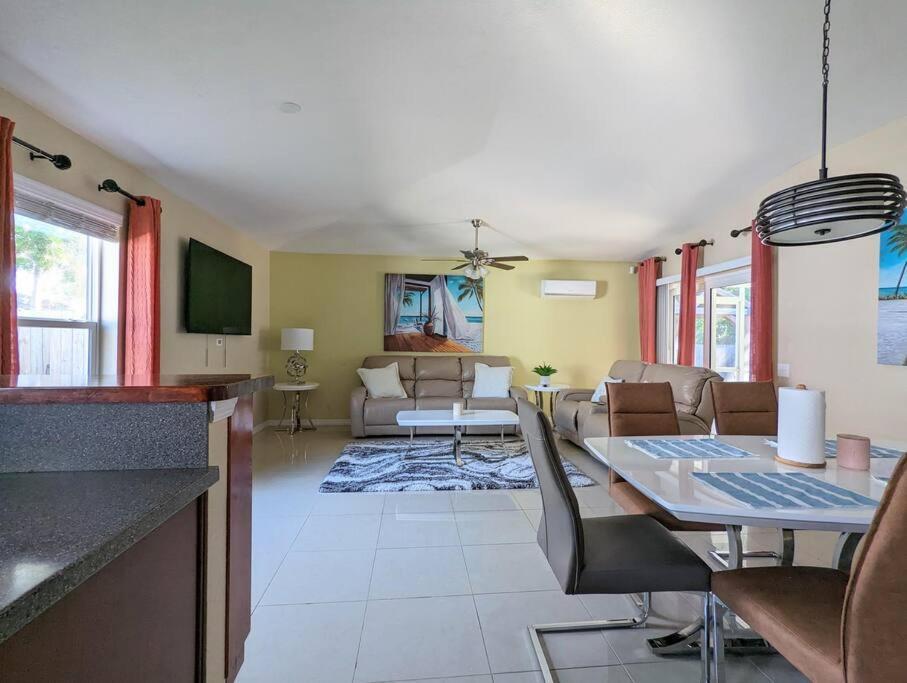 3Bed & 2Bath Property Couple Minutes From Siesta Key Beach & Downtown Sarasota Exterior foto